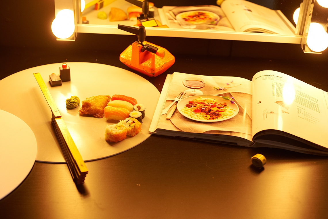Tische mit Beleuchtung für das Anrichten der Platten und Arbeiten des Foodstylisten
