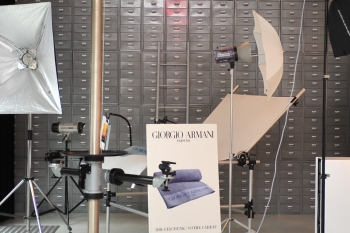 Semiprofessionelles Licht von Elinchrom kann sehr günstig gemietet werden. Im Hintergrund eine Wand aus 384 Schubladen mit zahlreichem Kleinmaterial für Shootings